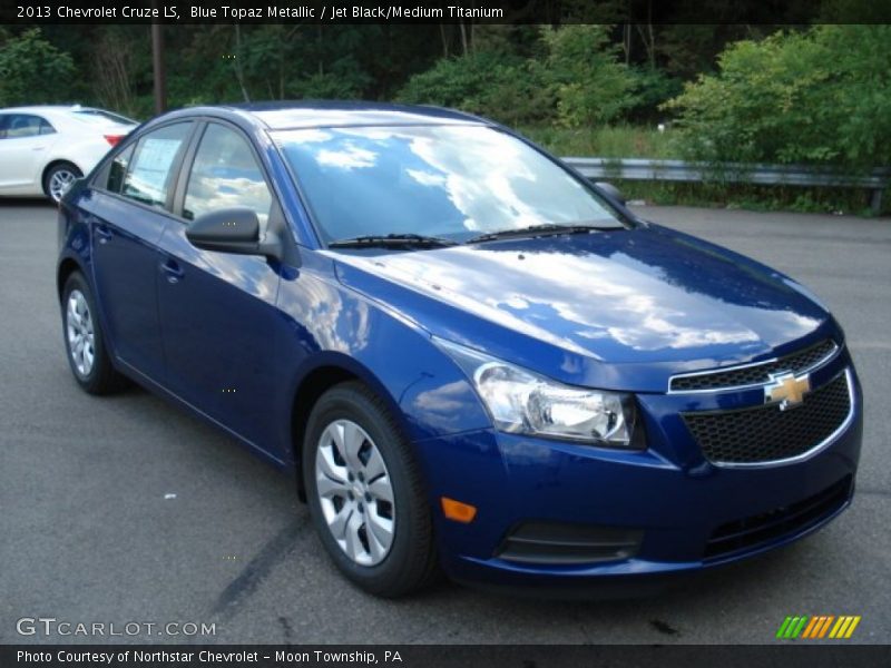 Front 3/4 View of 2013 Cruze LS
