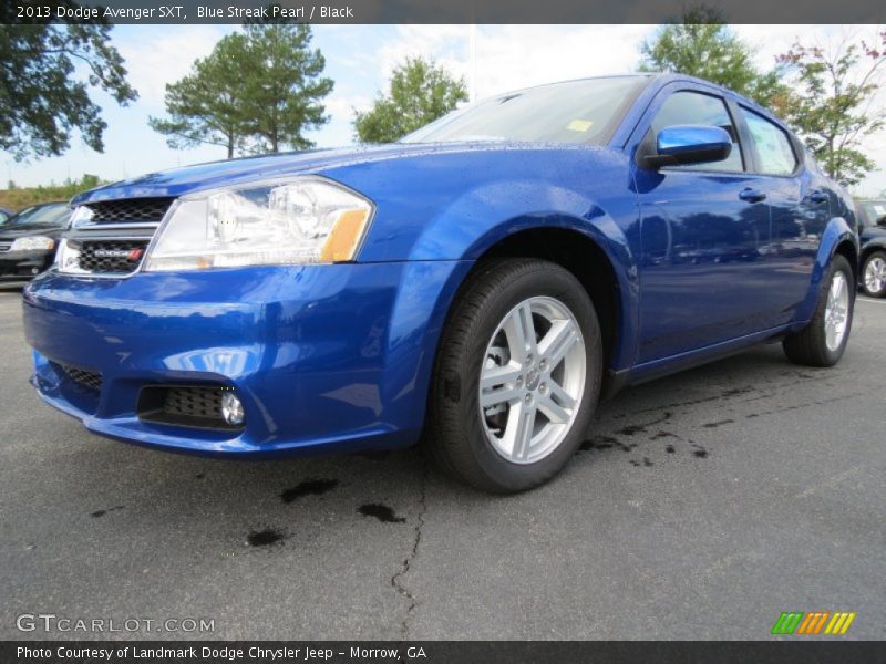 Front 3/4 View of 2013 Avenger SXT