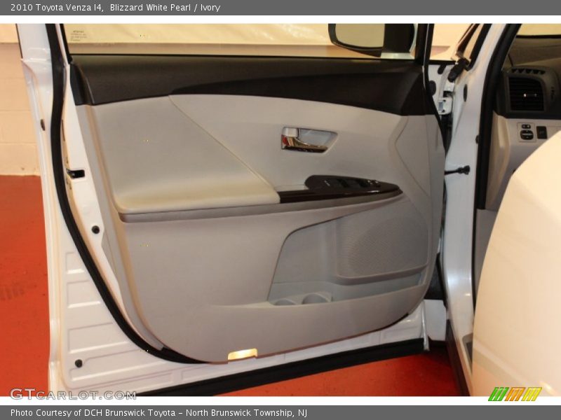 Blizzard White Pearl / Ivory 2010 Toyota Venza I4