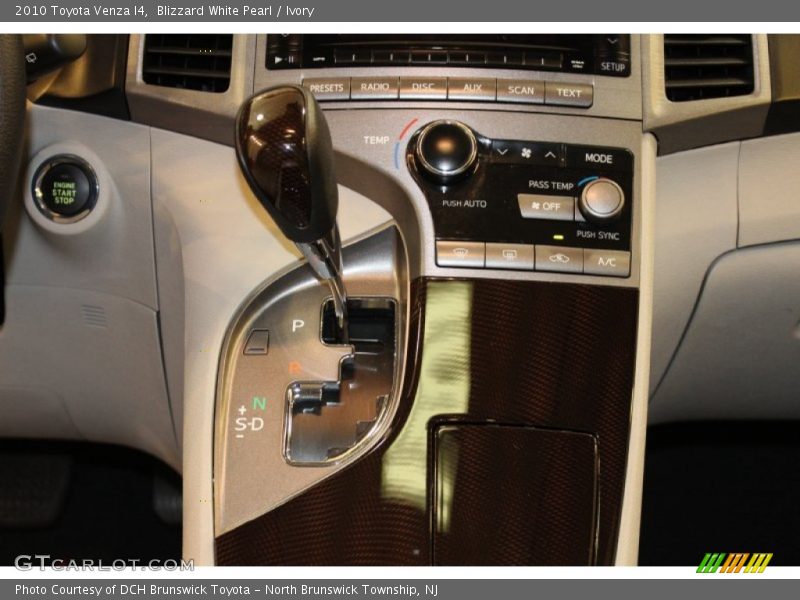 Blizzard White Pearl / Ivory 2010 Toyota Venza I4
