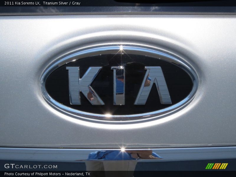 Titanium Silver / Gray 2011 Kia Sorento LX