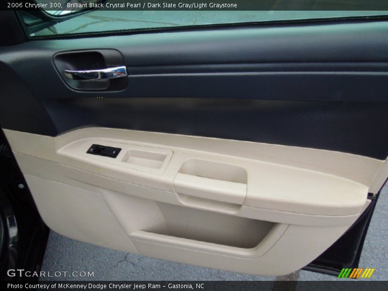 Brilliant Black Crystal Pearl / Dark Slate Gray/Light Graystone 2006 Chrysler 300