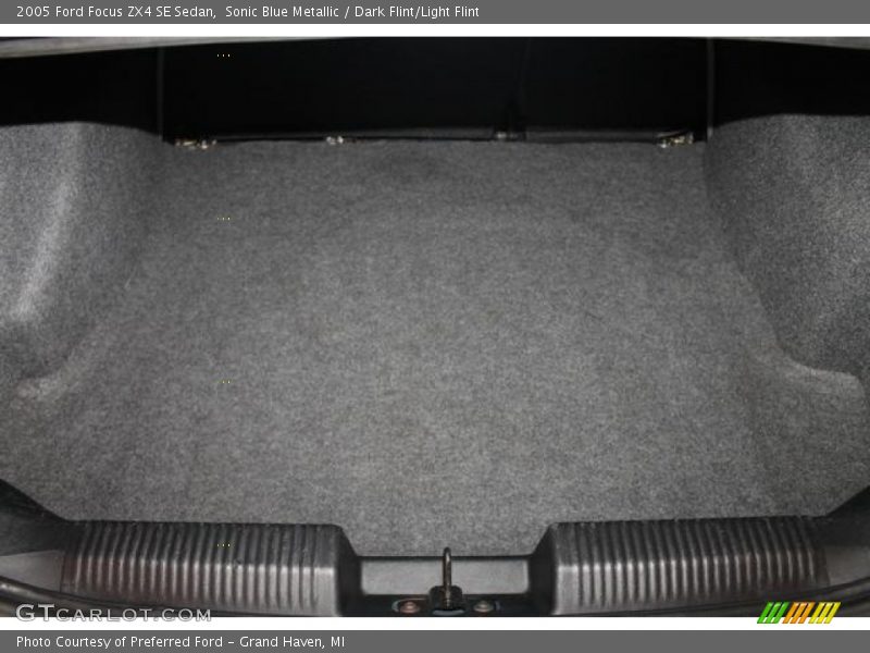  2005 Focus ZX4 SE Sedan Trunk