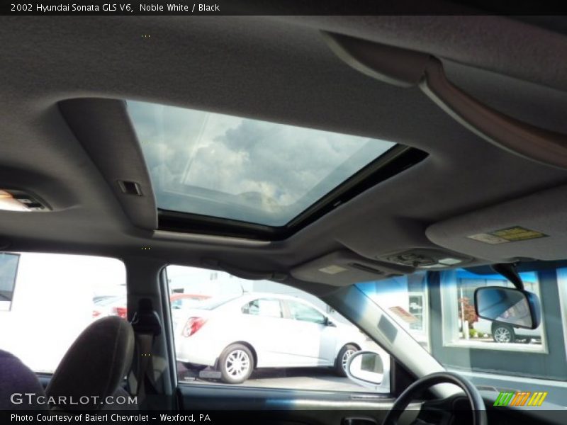 Noble White / Black 2002 Hyundai Sonata GLS V6