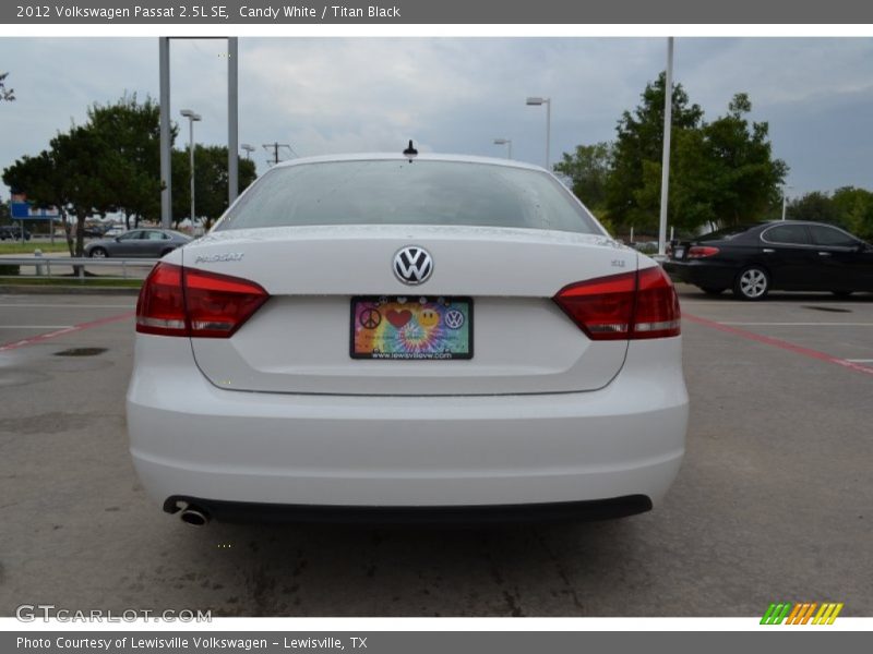 Candy White / Titan Black 2012 Volkswagen Passat 2.5L SE