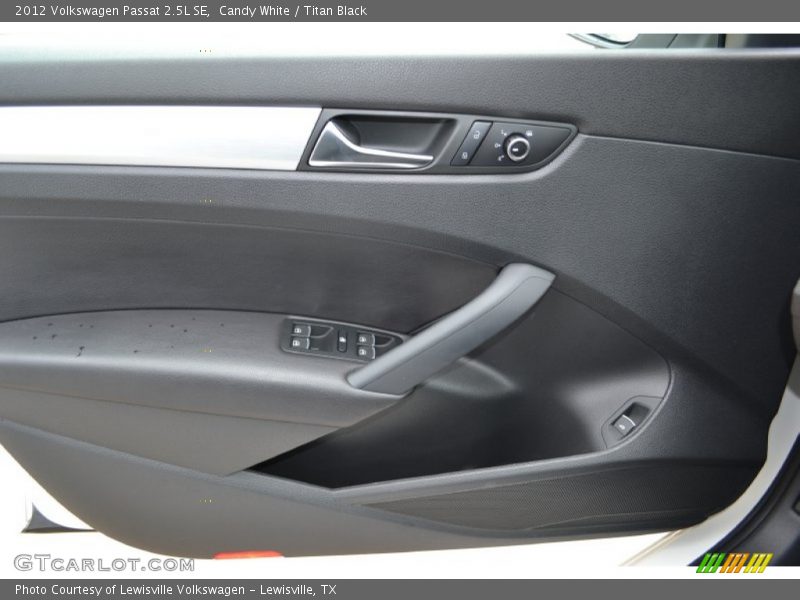 Candy White / Titan Black 2012 Volkswagen Passat 2.5L SE