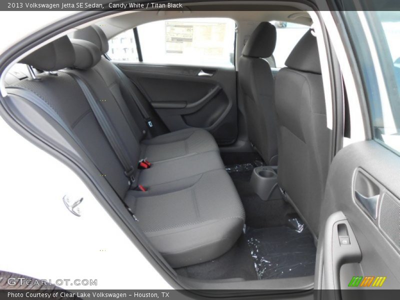 Candy White / Titan Black 2013 Volkswagen Jetta SE Sedan