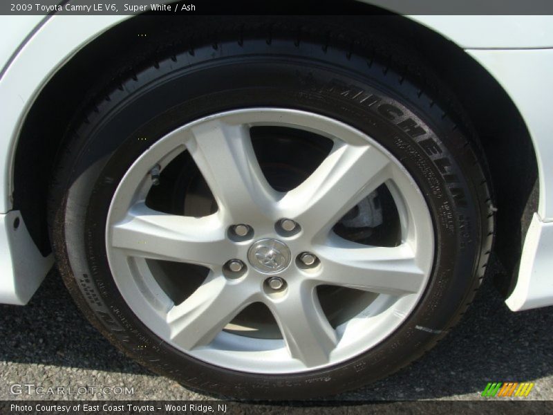 Super White / Ash 2009 Toyota Camry LE V6