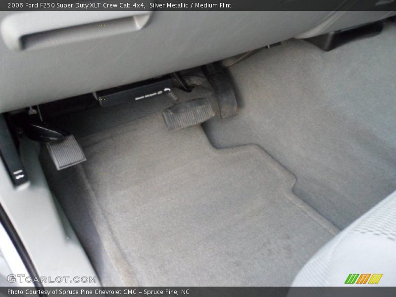 Silver Metallic / Medium Flint 2006 Ford F250 Super Duty XLT Crew Cab 4x4