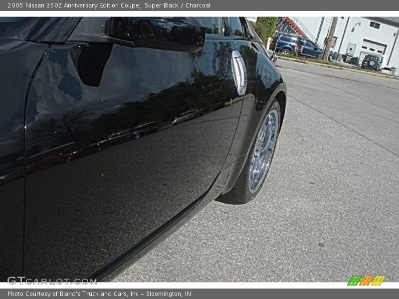 Super Black / Charcoal 2005 Nissan 350Z Anniversary Edition Coupe