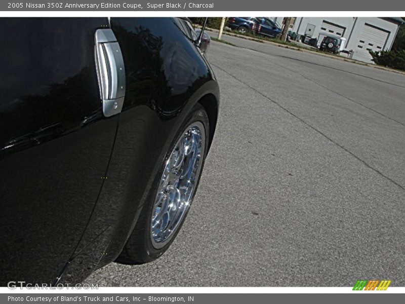 Super Black / Charcoal 2005 Nissan 350Z Anniversary Edition Coupe