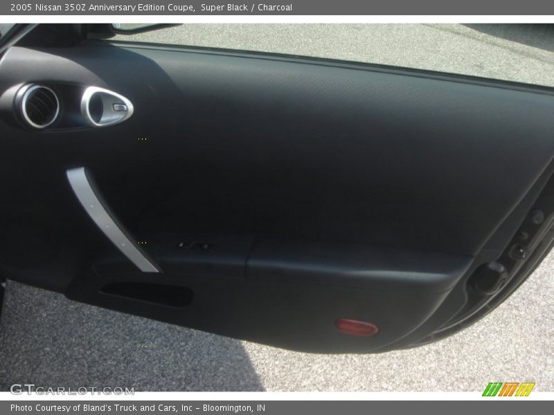 Super Black / Charcoal 2005 Nissan 350Z Anniversary Edition Coupe
