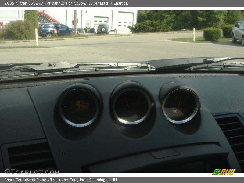 Super Black / Charcoal 2005 Nissan 350Z Anniversary Edition Coupe