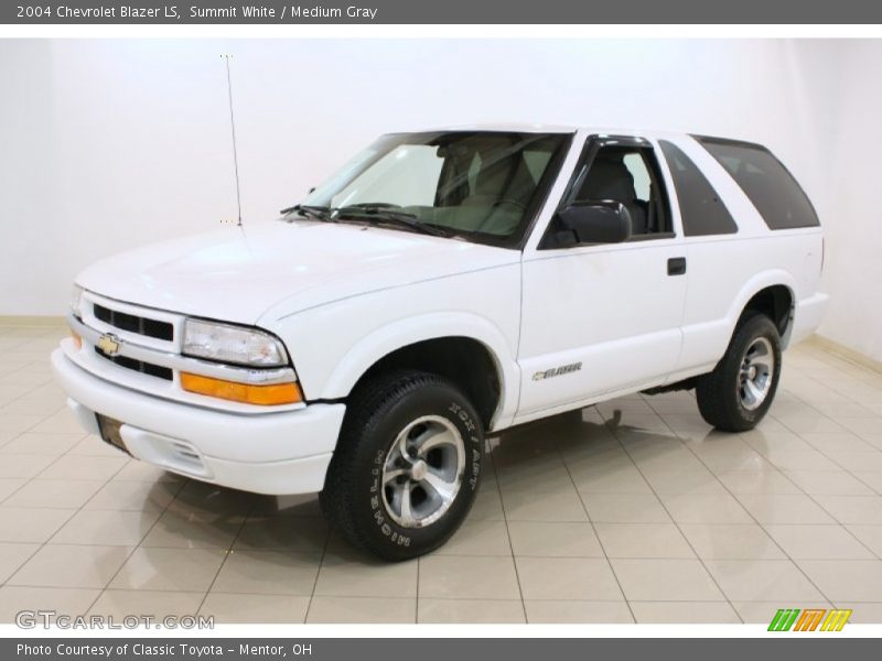 Front 3/4 View of 2004 Blazer LS