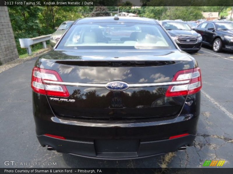 Kodiak Brown Metallic / Dune 2013 Ford Taurus SE