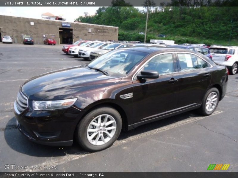 Front 3/4 View of 2013 Taurus SE