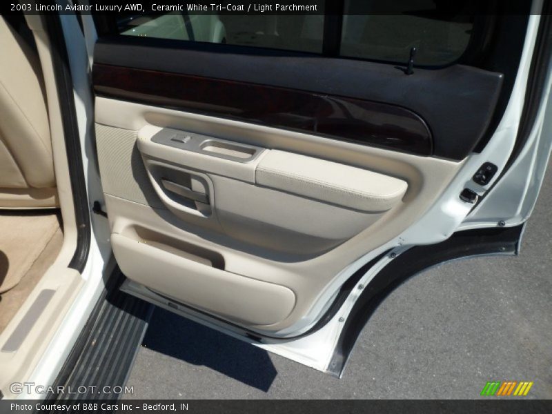 Ceramic White Tri-Coat / Light Parchment 2003 Lincoln Aviator Luxury AWD