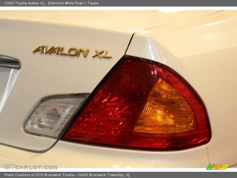 Diamond White Pearl / Taupe 2000 Toyota Avalon XL