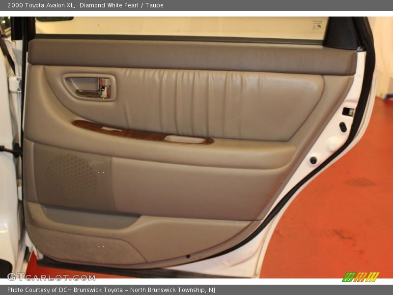 Diamond White Pearl / Taupe 2000 Toyota Avalon XL