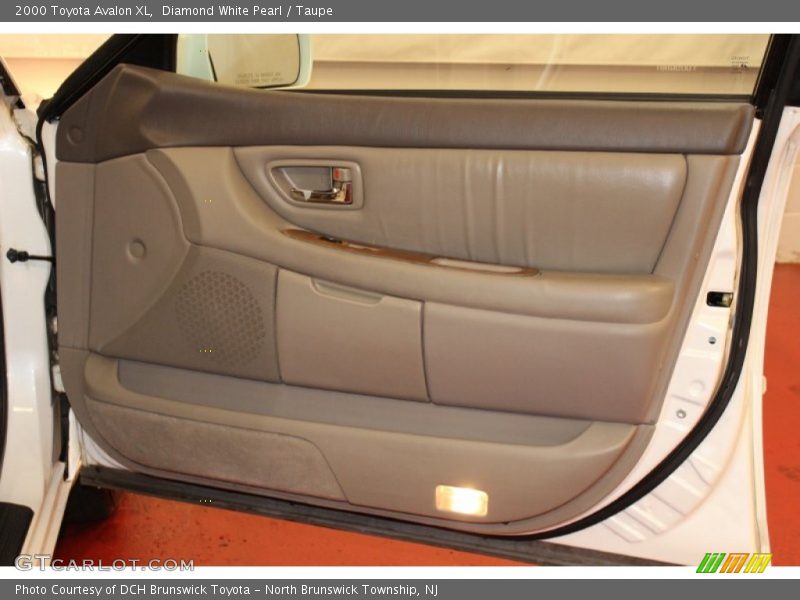 Diamond White Pearl / Taupe 2000 Toyota Avalon XL