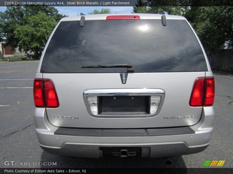 Silver Birch Metallic / Light Parchment 2004 Lincoln Navigator Luxury 4x4