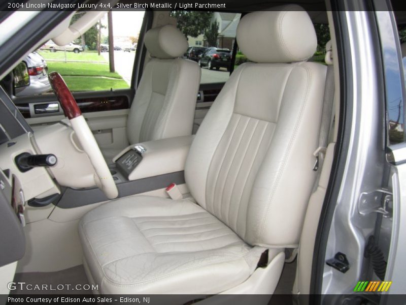 Silver Birch Metallic / Light Parchment 2004 Lincoln Navigator Luxury 4x4