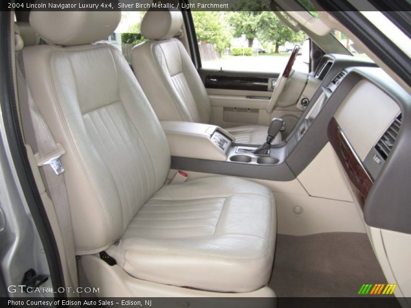 Silver Birch Metallic / Light Parchment 2004 Lincoln Navigator Luxury 4x4