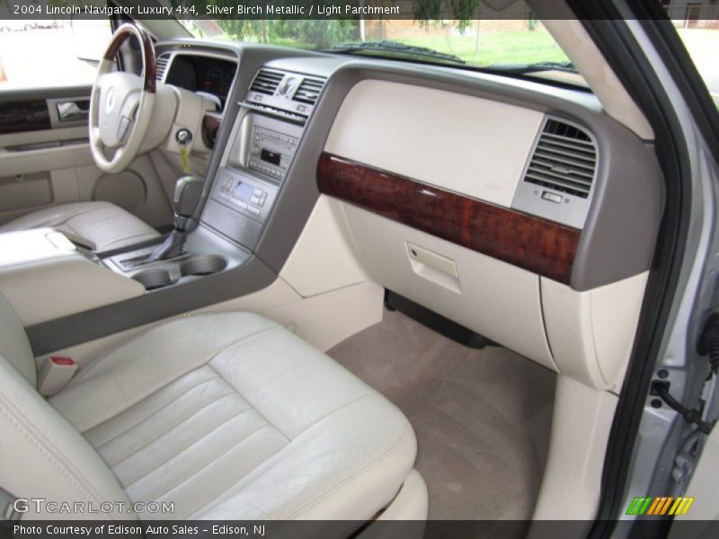 Silver Birch Metallic / Light Parchment 2004 Lincoln Navigator Luxury 4x4