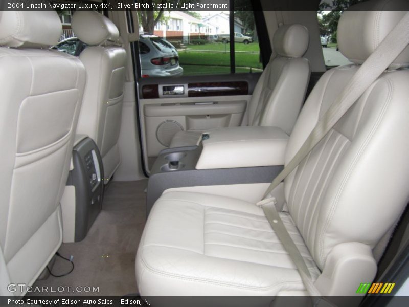 Silver Birch Metallic / Light Parchment 2004 Lincoln Navigator Luxury 4x4