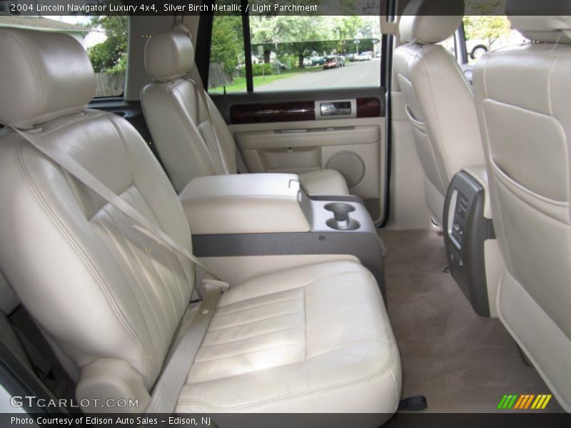 Silver Birch Metallic / Light Parchment 2004 Lincoln Navigator Luxury 4x4