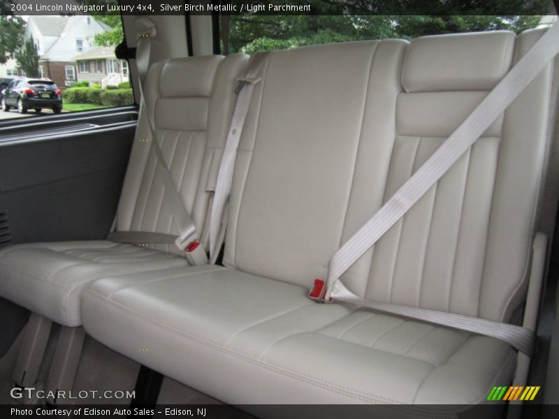 Silver Birch Metallic / Light Parchment 2004 Lincoln Navigator Luxury 4x4