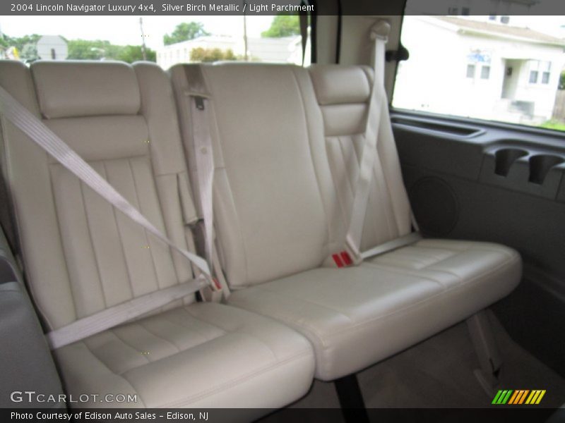 Silver Birch Metallic / Light Parchment 2004 Lincoln Navigator Luxury 4x4