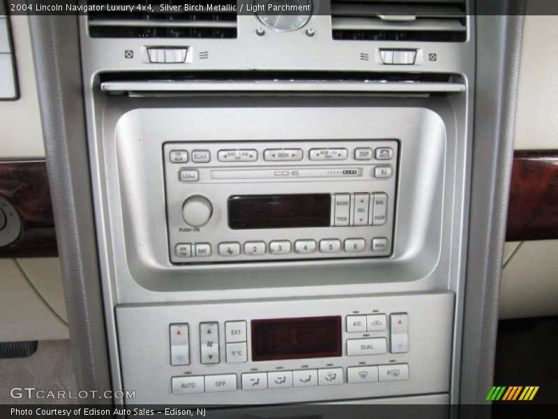 Silver Birch Metallic / Light Parchment 2004 Lincoln Navigator Luxury 4x4