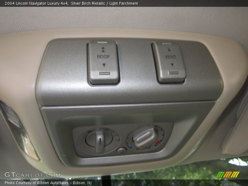 Silver Birch Metallic / Light Parchment 2004 Lincoln Navigator Luxury 4x4