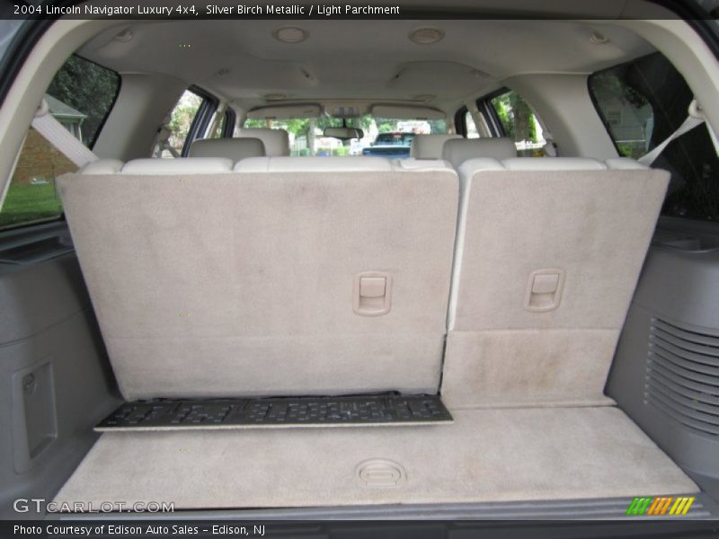 Silver Birch Metallic / Light Parchment 2004 Lincoln Navigator Luxury 4x4