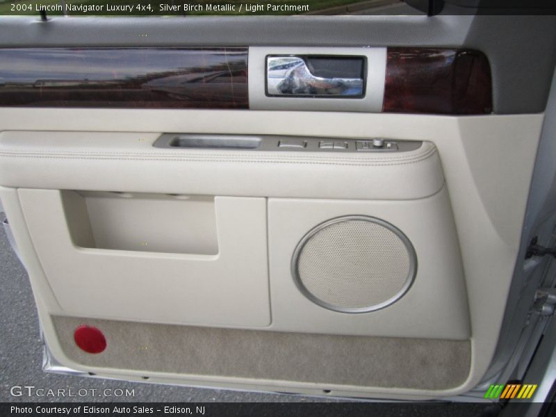 Silver Birch Metallic / Light Parchment 2004 Lincoln Navigator Luxury 4x4