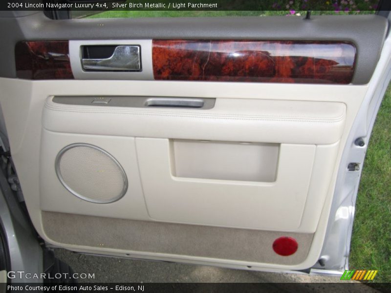 Silver Birch Metallic / Light Parchment 2004 Lincoln Navigator Luxury 4x4
