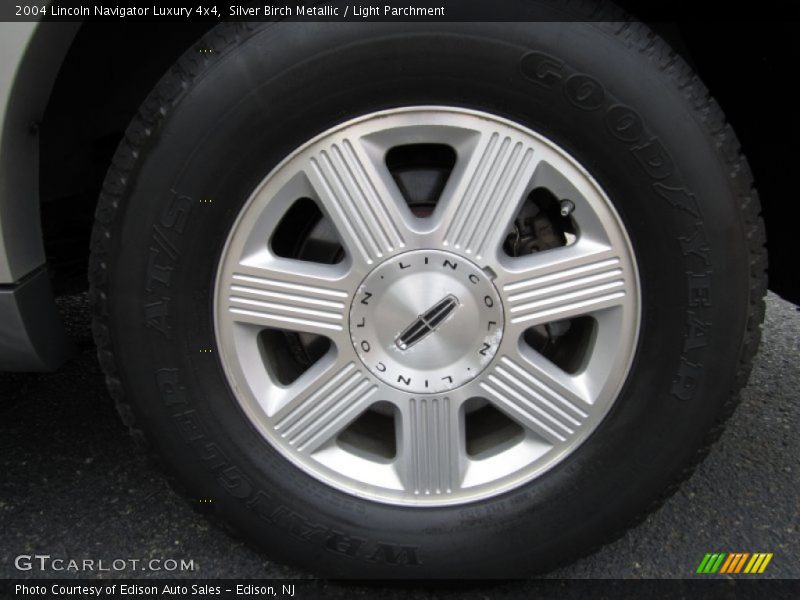 Silver Birch Metallic / Light Parchment 2004 Lincoln Navigator Luxury 4x4