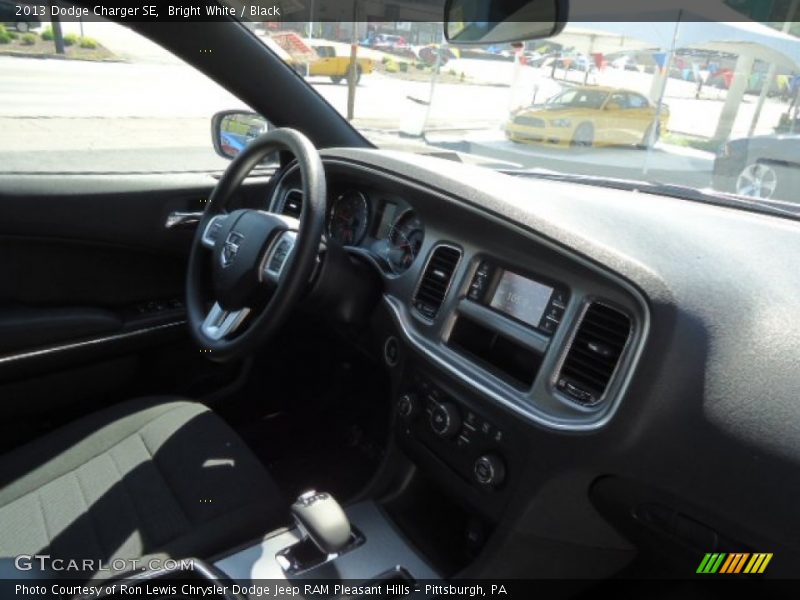 Bright White / Black 2013 Dodge Charger SE