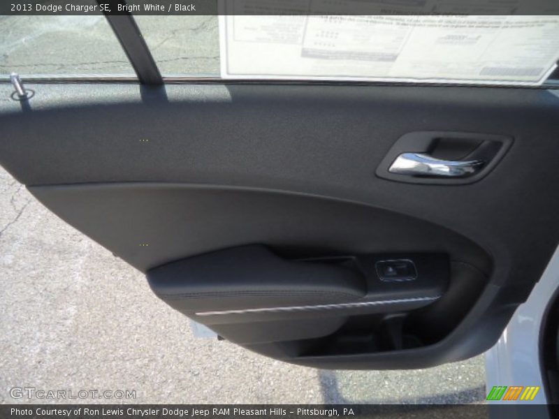 Bright White / Black 2013 Dodge Charger SE