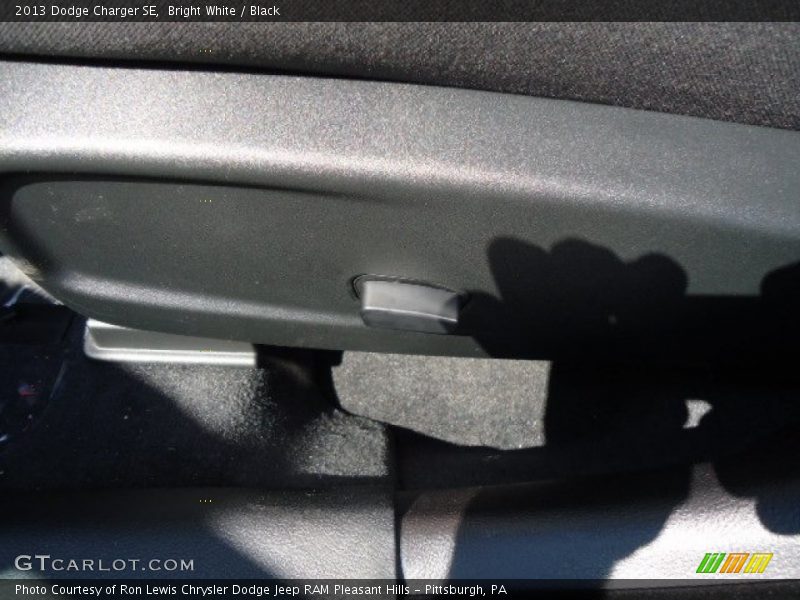 Bright White / Black 2013 Dodge Charger SE