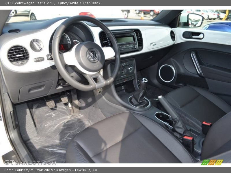 Candy White / Titan Black 2013 Volkswagen Beetle 2.5L