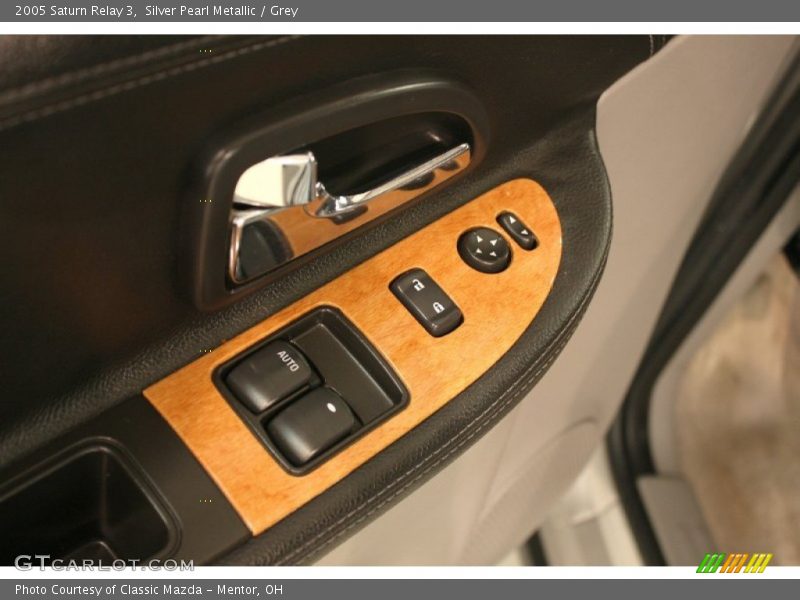 Silver Pearl Metallic / Grey 2005 Saturn Relay 3