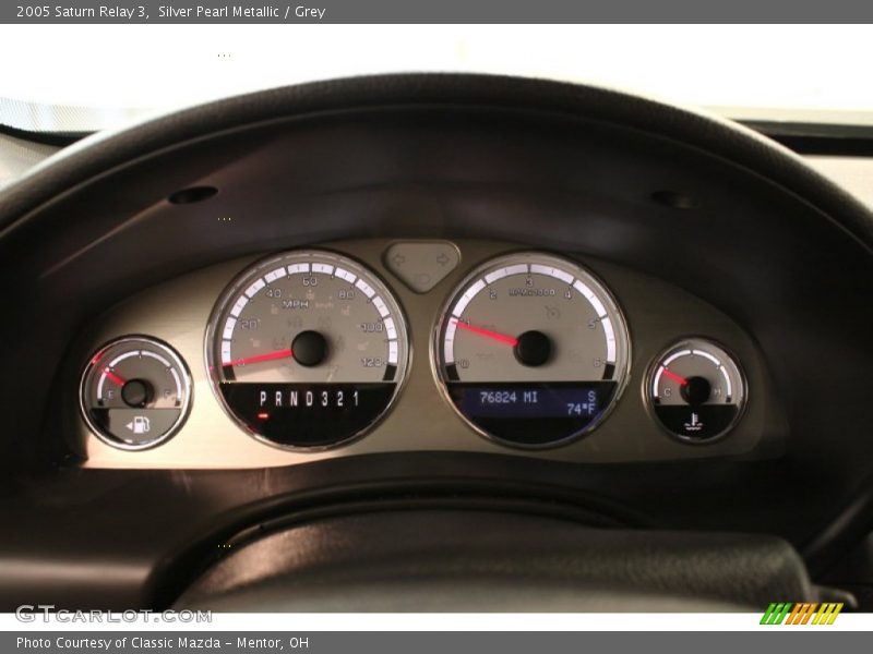 Silver Pearl Metallic / Grey 2005 Saturn Relay 3