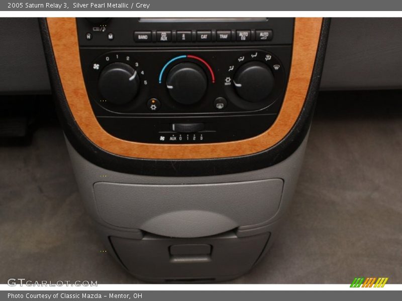 Silver Pearl Metallic / Grey 2005 Saturn Relay 3