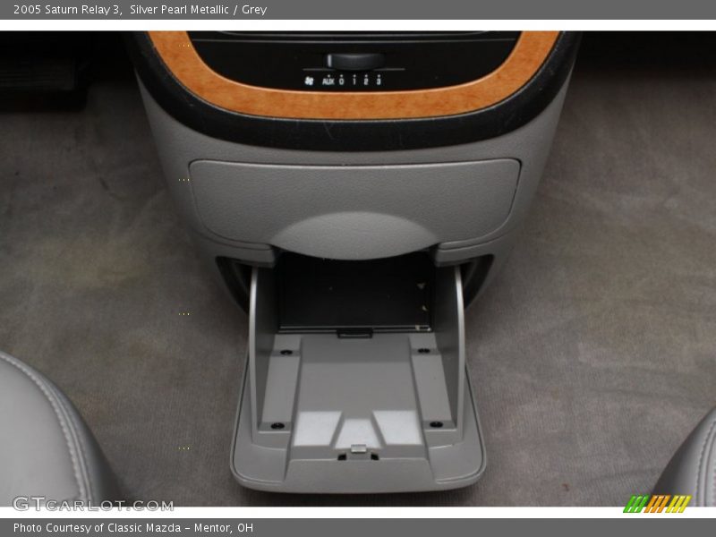 Silver Pearl Metallic / Grey 2005 Saturn Relay 3