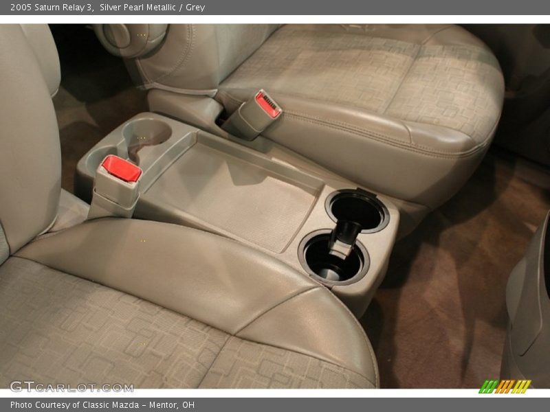 Silver Pearl Metallic / Grey 2005 Saturn Relay 3