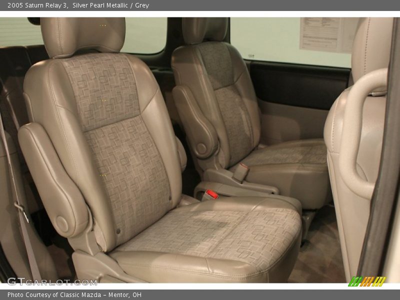 Silver Pearl Metallic / Grey 2005 Saturn Relay 3