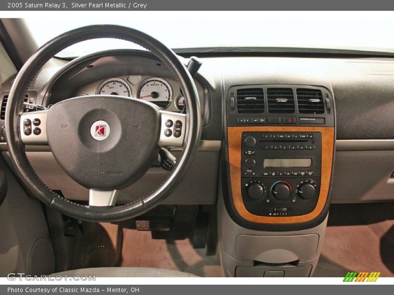 Silver Pearl Metallic / Grey 2005 Saturn Relay 3