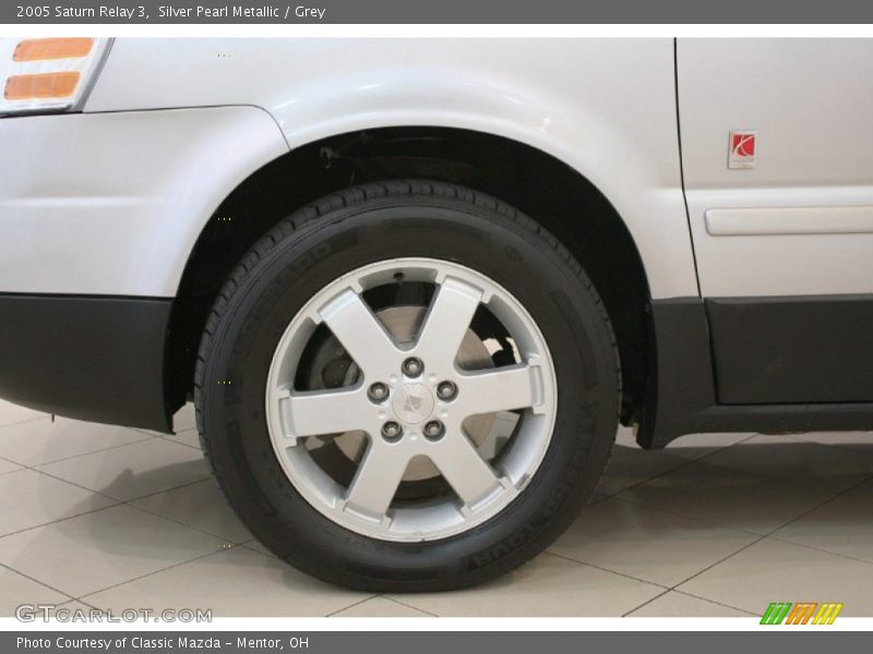 Silver Pearl Metallic / Grey 2005 Saturn Relay 3